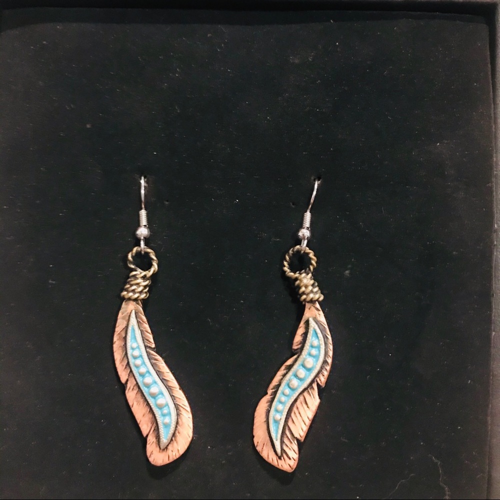 Augus New Feather Earrings